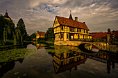Schloss Burgsteinfurt mit Turm und Torhaus an einem Morgen im Sommer, Steinfurt, Münsterland; Nordrhein-Westfalen, Deutschland