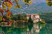 Toblinosee mit Schloss im Herbst, kleiner Alpensee in der Provinz Trient (Trentino-Südtirol), Biotop, Italien