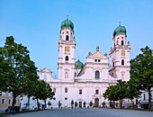 Passau, Domplatz, Dom St. Stephan, Bayern, Deutschland