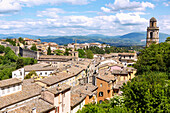 Perugia; Ausblick von Via delle Prome und Fortezza di Porta Sole auf Santa Maria Nuova und Hügellandschaft, Umbrien, Italien