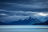Blick zum Lago Argentino Bergkette vom Los Glaciares Nationalpark, Provinz Santa Cruz, Patagonien, Argentinien, Südamerika