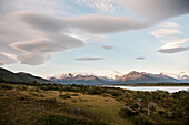Blick über Lago Roca zur Bergkette des Los Glaciares Nationalpark, Provinz Santa Cruz, Patagonien, Argentinien, Südamerika, UNESCO Weltkulturerbe