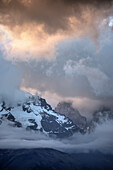 Wolkenverhangene Berggipfel im Torres del Paine Nationalpark, Patagonien, Provinz Última Esperanza, Chile, Südamerika