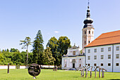 Kostanjevica na Krki; Galeria Bozidar Jakac, Skulpturengarten Forma viva, Slowenien