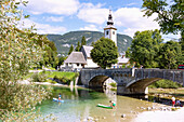 Ribcev Laz; Steinbrücke; Kirche Janez Krstnik; Bohinj See; Bohinjsko Jezero, Slowenien