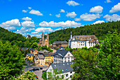 Blick auf Clervaux mit Burg (Clerf), UNESCO Weltkulturerbe, Kirche und Kloster, Kanton Clervaux, Großherzogtum Luxemburg
