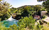 Nationalpark Krka; historische Wassermühle, Skradinski buk; großer Wasserfall, Dalmatien, Kroatien