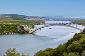 Šibenik, Bogenbrücke Most Krka mit E65 über die Krka, Dalmatien, Kroatien