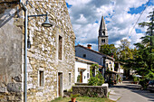 Roč, Ortsbild mit Kirche, Istrien, Kroatien