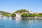 Skradin, Abfahrtshafen für Bootsfahrten in den Nationalpark Krka, Dalmatien, Kroatien