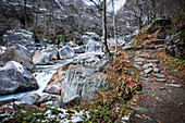 Traumhafte Winterlandschaft im Val Verzasca, Brione, Tessin, Schweiz, Europa