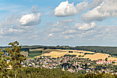 Aussicht vom Schloss Augustburg auf die umliegende Landschaft im Erzgebirge, Sachsen, Deutschland