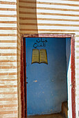 Ein Detail einer Eingangstür in den Straßen der Mediana von Marrakesch, Marokko, Nordafrika, Afrika