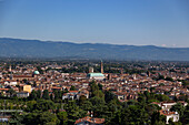 Vicenza; Panorama von der Piazzale della Basilica di Monte Berico, Stadtansicht mit Basilica Palladiana und Duomo Santa Maria Maggiore, Venetien, Italien