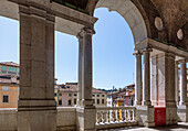 Vicenza; Basilica Palladiana; Terrazza, Ausblick auf Madonna di Monte Berico, Venetien, Italien