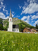 Kirche in Schröcken, Hochberg, Lechquellengebirge, Vorarlberg, Österreich