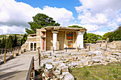 Knossos, südliches Propyläum, Arthur Evans Rekonstruktion der Prozessions-Freskos, griechische Insel, Kreta, Griechenland