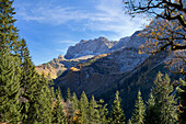 Auf dem Weg zurück zur Engalm mit Blick auf den Stuhlkopf, Großer Ahornboden, Karwendel, Tirol, Österreich