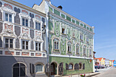 Obernberg, Schiffsmeisterhaus und Wörndlehaus mit Blick auf Marktplatz, Oberösterreich, Österreich