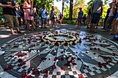 New York City, Manhattan, Central Park, Strawberry Fields, Mosaik Imagine, für eine Hochzeitsfeier mit Rosen geschmückt, USA