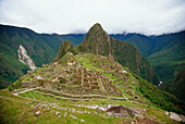 Erhöhte Ansicht einer archäologischen Stätte, Machu Picchu, Region Cusco, Peru