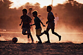 Jungs spielen Fußball am Strand, Cabo San Lucas, Mexiko