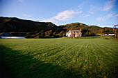 Feld mit Gebäude im Hintergrund, Nockingham Lodge, Portpatrick, Schottland