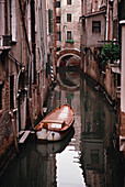 Boot vertäut an einem Kanal, Venedig, Italien