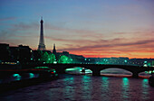 Silhouette eines Turms bei Sonnenuntergang, Eiffelturm, Fluss Seine, Paris, Ile-de-France, Frankreich