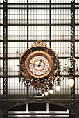 Uhr in der Haupthalle des Musée d';Orsay, einem ehemaligen Bahnhof, der in ein Museum umgewandelt wurde, Paris, Ile-de-France, Frankreich