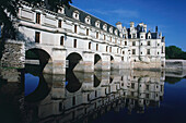 Reflexion einer Burg im Wasser, Chateau de Chenonceau, Fluss Cher, Chenonceaux, Loiretal, Frankreich