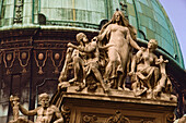 Statuen in einem Palast, der Hofburg-Komplex, Heldenplatz, Wien, Österreich