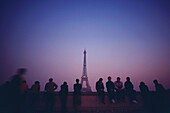 Touristen auf der Suche auf einen Turm von einem Aussichtspunkt, Eiffelturm, Paris, Ile-de-France, Frankreich