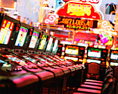 Reihe von Spielautomaten in einem Casino, Hollywood Casino Bay St. Louis, Bay Saint Louis, Hancock County, Mississippi, USA