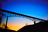 Silhouette einer Stahlbogenbrücke, West Virginia, USA