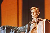 Statue von Abraham Lincoln in einem Denkmal, Lincoln Memorial, Washington DC, USA