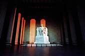 Statue von Abraham Lincoln in einem Denkmal, Lincoln Memorial, Washington DC, USA