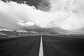 Wolken über Bergkette, Salt Lake City International Airport, Salt Lake City, Utah, USA