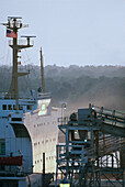 Containerschiff angedockt an einem kommerziellen Dock, Mississippi River, Mississippi, USA