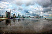 Panama, Panama City, Blick auf Boote auf Bahia de Panama und Punta Paitilla Skyline im Hintergrund