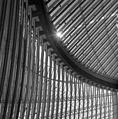 Sonne scheint durch architektonische Details des Morton H. Meyerson Symphony Center, Dallas, Texas, USA