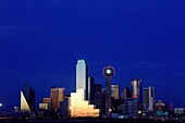 Skyline der Innenstadt vor einem dunkelblauen Himmel, Dallas, Texas, USA