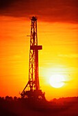 Silhouette einer Ölbohrinsel bei Sonnenuntergang, Texas, USA