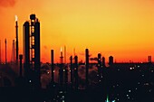 Silhouette einer Ölraffinerie bei Sonnenuntergang, Texas, USA