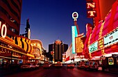 Vintage-Foto von Neonlichtern von Casinos und Restaurants, die nachts beleuchtet sind, Fremont Street, Las Vegas, Nevada, USA