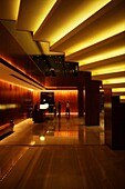 Blick unter einer beleuchteten Treppe in der Grand Hyatt Hotellobby, Little India, Singapur