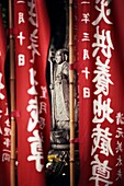 Buddha-Statue gesehen durch Banner, Tokio, Japan