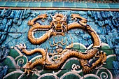 Chinesische Drachen geschnitzt an einer Wand, Nine Dragon Screen, Beihai Park, Peking, China