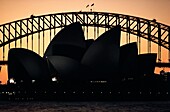 Silhouette eines Opernhauses und einer Brücke, Sydney Opera House, Sydney Harbour Bridge, Sydney, New South Wales, Australien