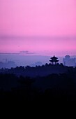 Pagode auf einem Hügel bei Sonnenuntergang, China